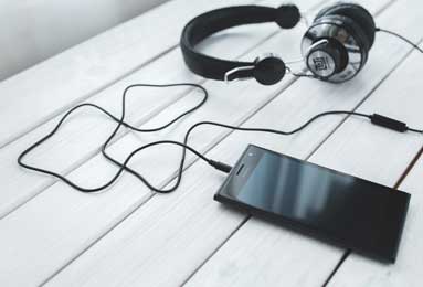 意甲：米兰前锋莱奥接受采访谈现在的米兰，我感觉今年我们会是一个真正团队